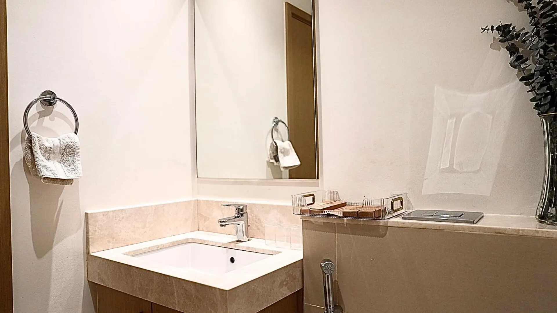 Luxe Dubai Marina Apartment 5242 Building 2Bhk