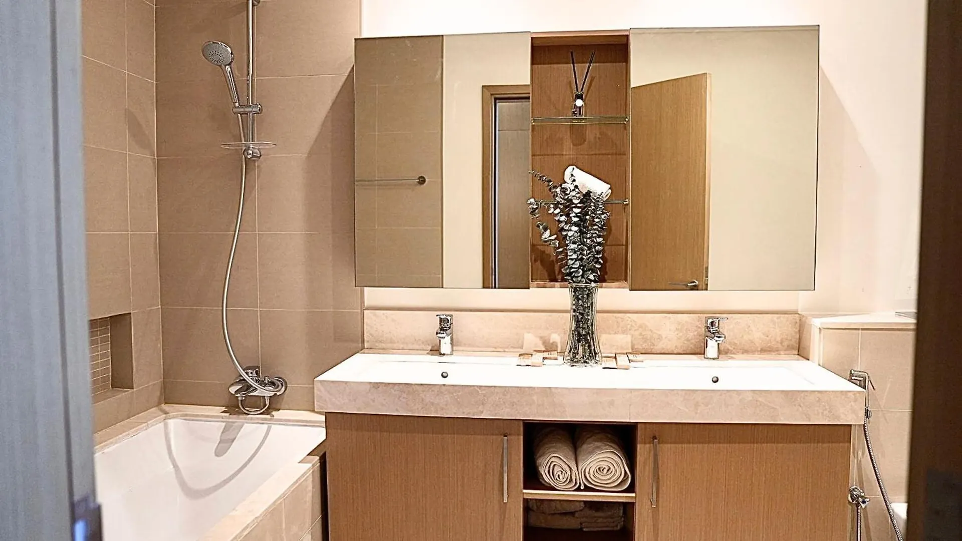 Luxe Dubai Marina Apartment 5242 Building 2Bhk